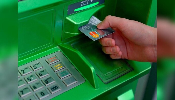 ПриватБанк блокує картки українців у тилових районах: що відбувається