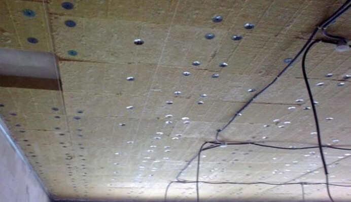 Как утеплить потолок квартиры на последнем этаже: ТОП-3 основных материалов