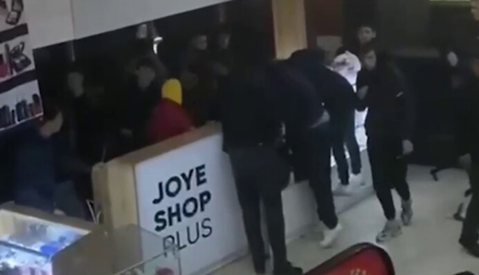 В России вспыхнул мощный пожар в ТЦ, внутри здания замечены мародеры: видео