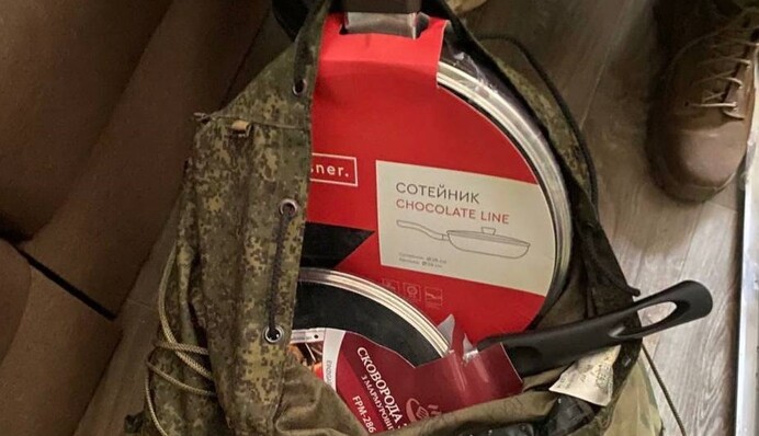 Армія мародерів: окупанти під час втечі з Харківської області несли навіть сковорідки, фото