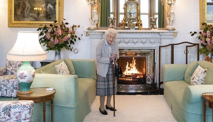 У дуже домашньому вигляді та з посмішкою на обличчі: у мережі показали останнє фото королеви Єлизавети II