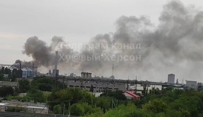 Громко и красиво: видео мощных взрывов на складе боеприпасов оккупантов в Каховке