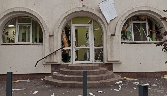 Зруйновано житлові будинки, магазини та ринок: фото розбору завалів у Дніпрі після ракетного удару