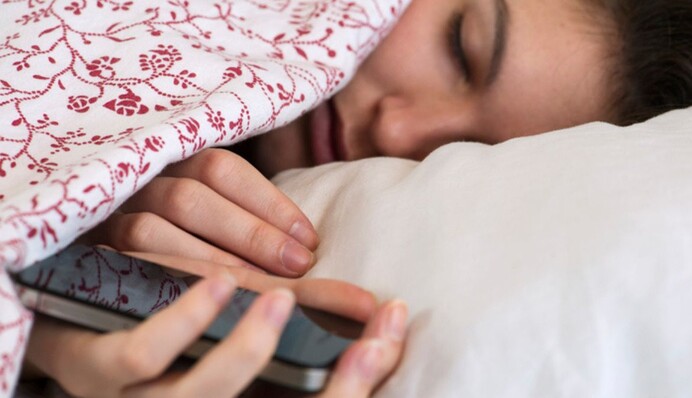 Може не дати вам заснути. Лікар пояснила, чому не варто довго дивитися в телефон перед сном