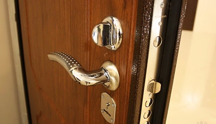 Чим утеплити вхідні двері в будинок: ТОП-5 найпопулярніших матеріалів