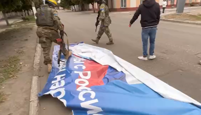 Все российские тряпки сняты: яркие кадры из освобожденного Волчанска