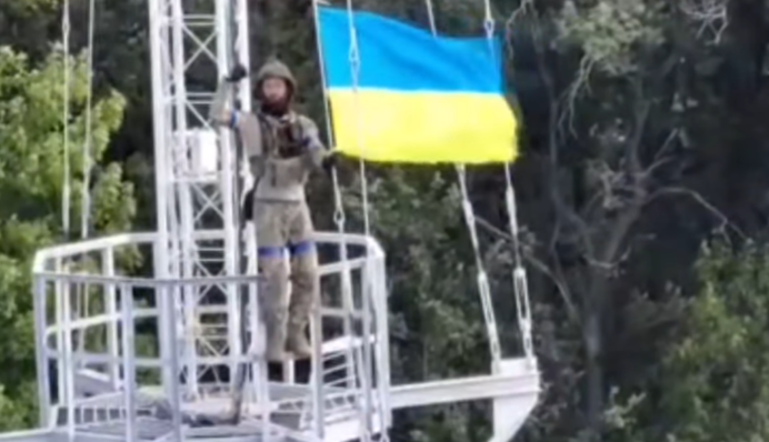 Український прапор підняли над селом біля самого кордону з РФ: відео