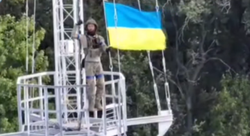 Український прапор підняли над селом біля самого кордону з РФ: відео