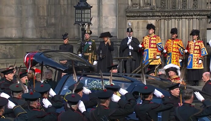 В Эдинбурге прощаются с Елизаветой II: фото и видео траурной церемонии