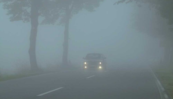 На українських дорогах стає небезпечніше: водіям нагадали про важливі правила їзди у складних умовах