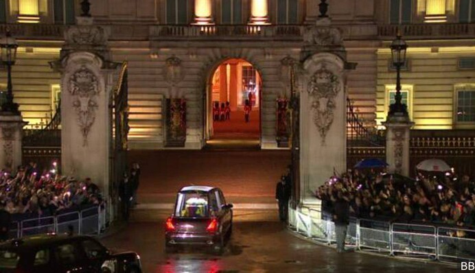 Катафалк із труною королеви Єлизавети II прибув до Букінгемського палацу: фото