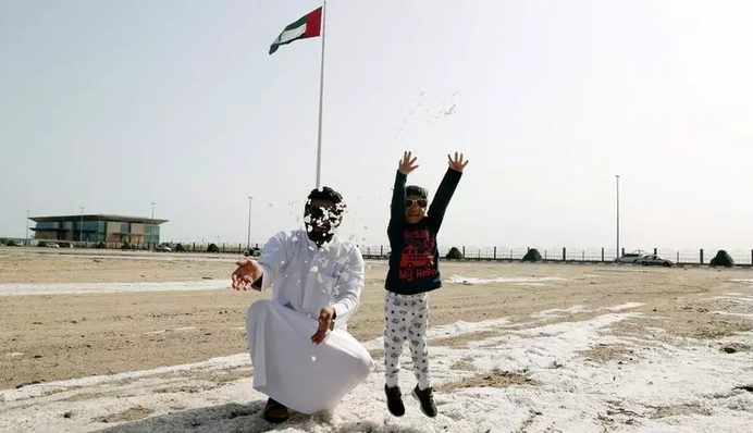 На Об'єднані Арабські Емірати за 46-градусної спеки обрушився град: відео