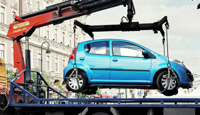 Эвакуация авто на штрафплощадку: в каких 5 случаях это законно