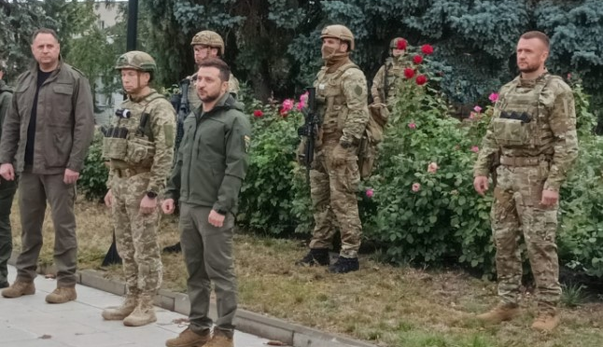 Зеленский приехал в Изюм на торжественное поднятие флага Украины: фото