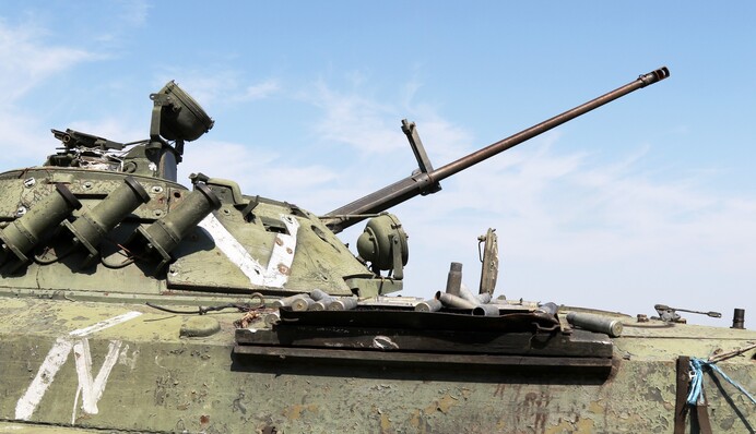 Враг пересел с гусениц на колеса: военный эксперт объяснил огромное число трофейных танков и БМП