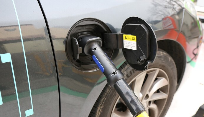 Заряжається 3 хвилини і працює 20 років: у США створили 