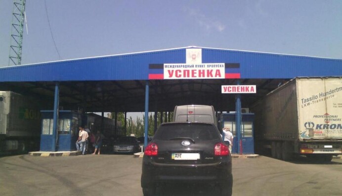 Щури біжать з корабля: на кордоні Донецької області з РФ утворився величезний затор, відео