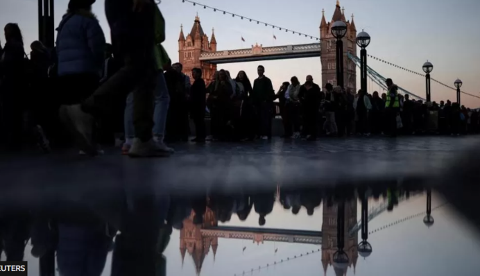 Черга до труни королеви Єлизавети ІІ розтяглася на 16 км: вражаюче фото