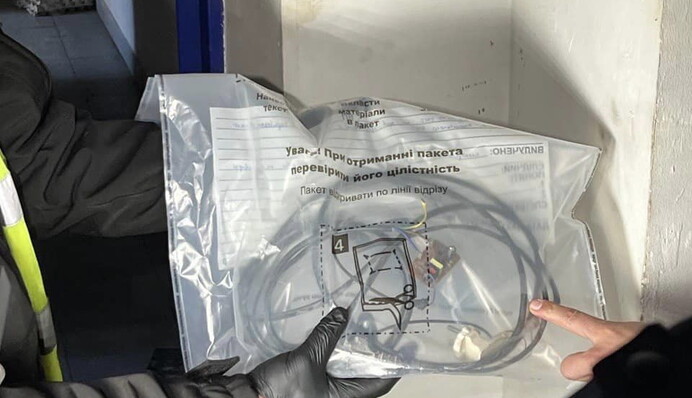 Россияне мучали украинцев в полицейском отделении Изюма: фото пыточной комнаты