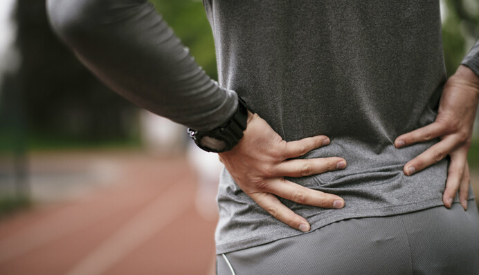 Реабилитолог показала простое упражнение при болях в пояснице: видео