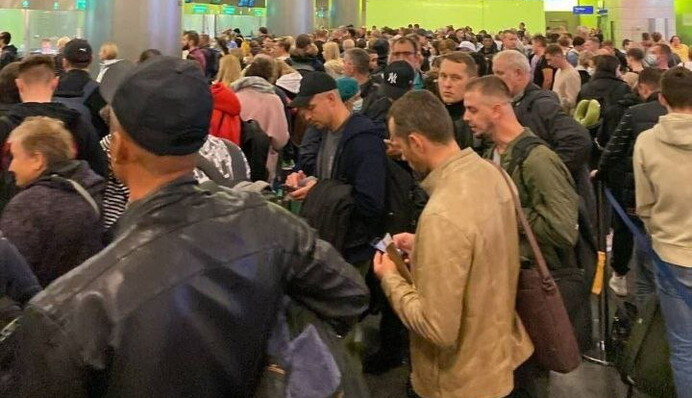 Служив - залишайся: в аеропортах РФ масово перевіряють молодих чоловіків, які біжать від мобілізації