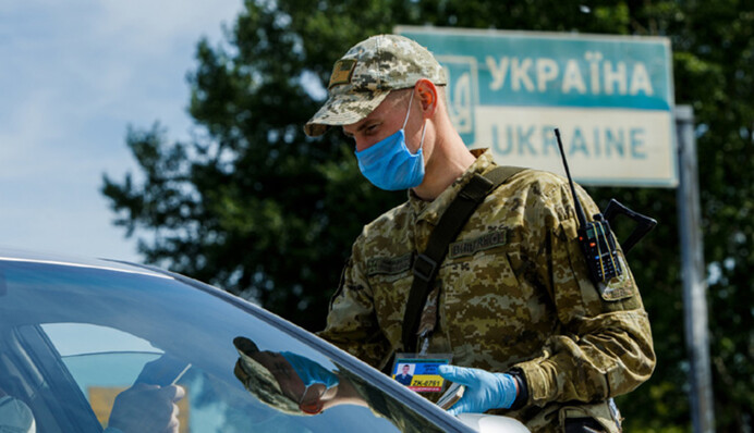 Як військовозобов'язаному українцю виїхати з країни за гуманітаркою: пояснення прикордонників
