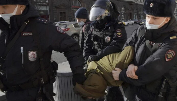 Беруть навіть дітей: відео нової хвилі затримань у РФ на мітингах проти 