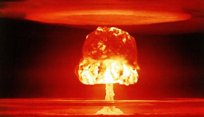 Знімаємо труси та готуємося до ядерної атаки: найкращі фотожаби та меми про 