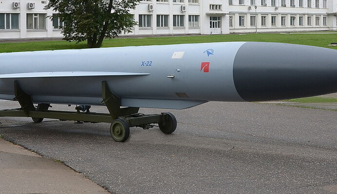 Важкі та "тупі": якими ракетами окупанти завдали удару по Дніпру