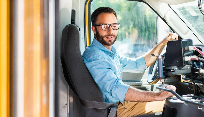 Беруть без досвіду та навіть пенсіонерів: українцям запропонували роботу водієм майже за 100 тисяч на місяць