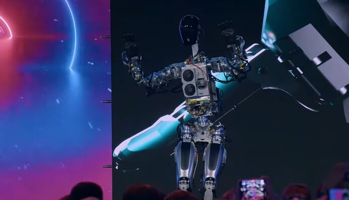 Ілон Маск показав два прототипи робота-гуманоїда Tesla Optimus: що він вміє