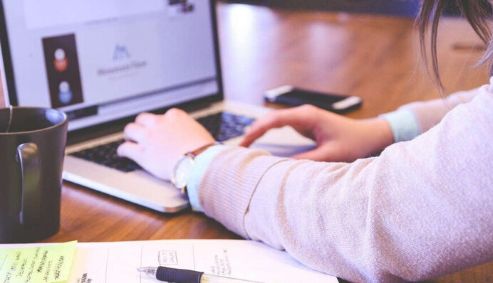 Помощь украинкам в Польше: кто может получить 4000 долларов