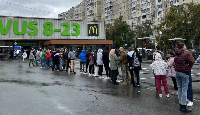 Очереди в McDonald’s в Киеве с раннего утра: фото и видео