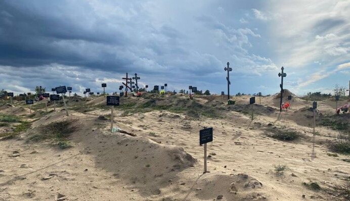 В Лимане оккупанты заставляли рыть траншеи для убитых: фото кладбища мирных жителей