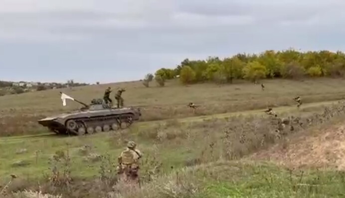 Росіяни на БМП під білим прапором здалися українським військовим: відео