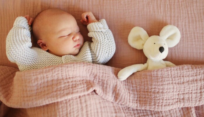 Не вкривайте аж під шию: лікар попередила, якою має бути безпечна ковдра для малюка