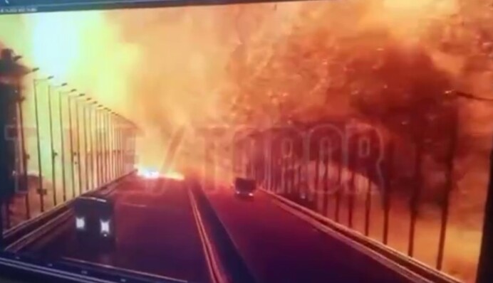 Момент взрыва на Крымском мосту попал на видео