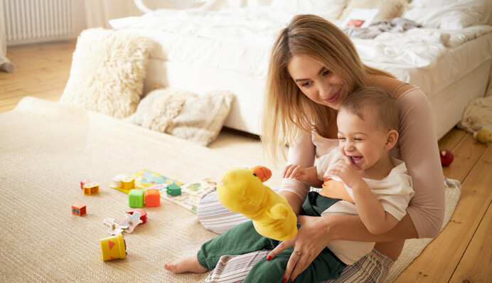 У Києві няні готові платити 100 євро на добу: у чому суть вакансії