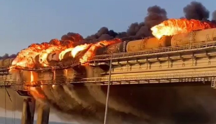 Крымский мост закрыт после взрыва: карта и заявления оккупантов