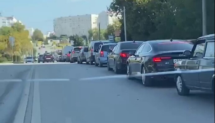 У Криму дикий ажіотаж через підрив мосту: відео величезних черг