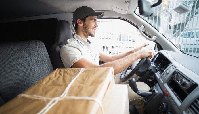 Готові взяти студента та пенсіонера: у Києві кур'єру пропонують зарплатню понад 1000 євро