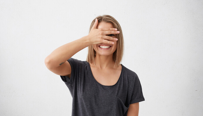 Всегда держатся в стороне: топ-5 самых робких и стеснительных знаков Зодиака