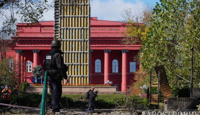 В центре Киева продолжают ликвидацию последствий ракетного удара: фото с места