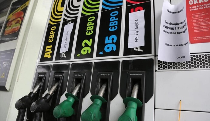 Ажіотаж на заправках у Києві: економіст розповів, чи вистачить бензину