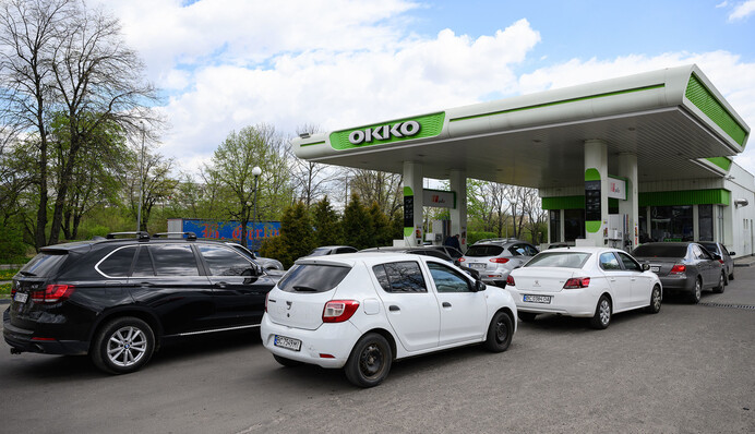 Після обстрілу України на АЗС утворилися величезні черги: у чому причина