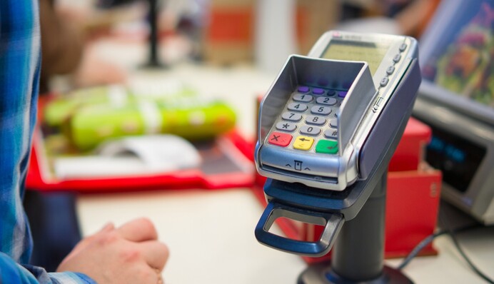 Зняття готівки на касах магазинів та АЗС: для українців розширили можливості