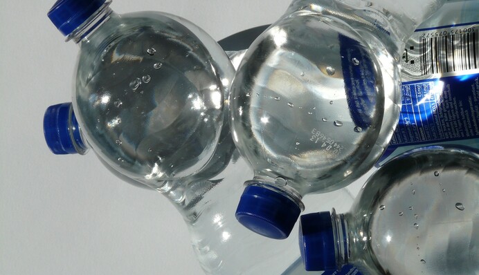 Як зберігати питну воду, щоб вона не зацвіла і залишалася свіжою