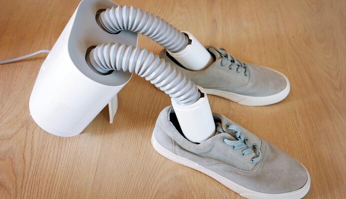 Як швидко та легко висушити взуття після прання та дощу