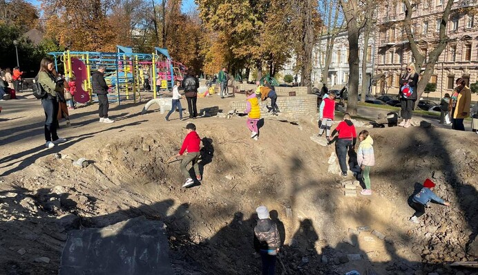 Життя продовжується: Анатоліч показав відео дитячих ігор після обстрілів Києва