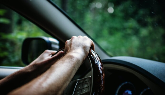 Чи потрібно повертати кермо на 180 градусів: корисні поради